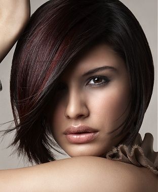 Peinados rojo dark para pelo mediano